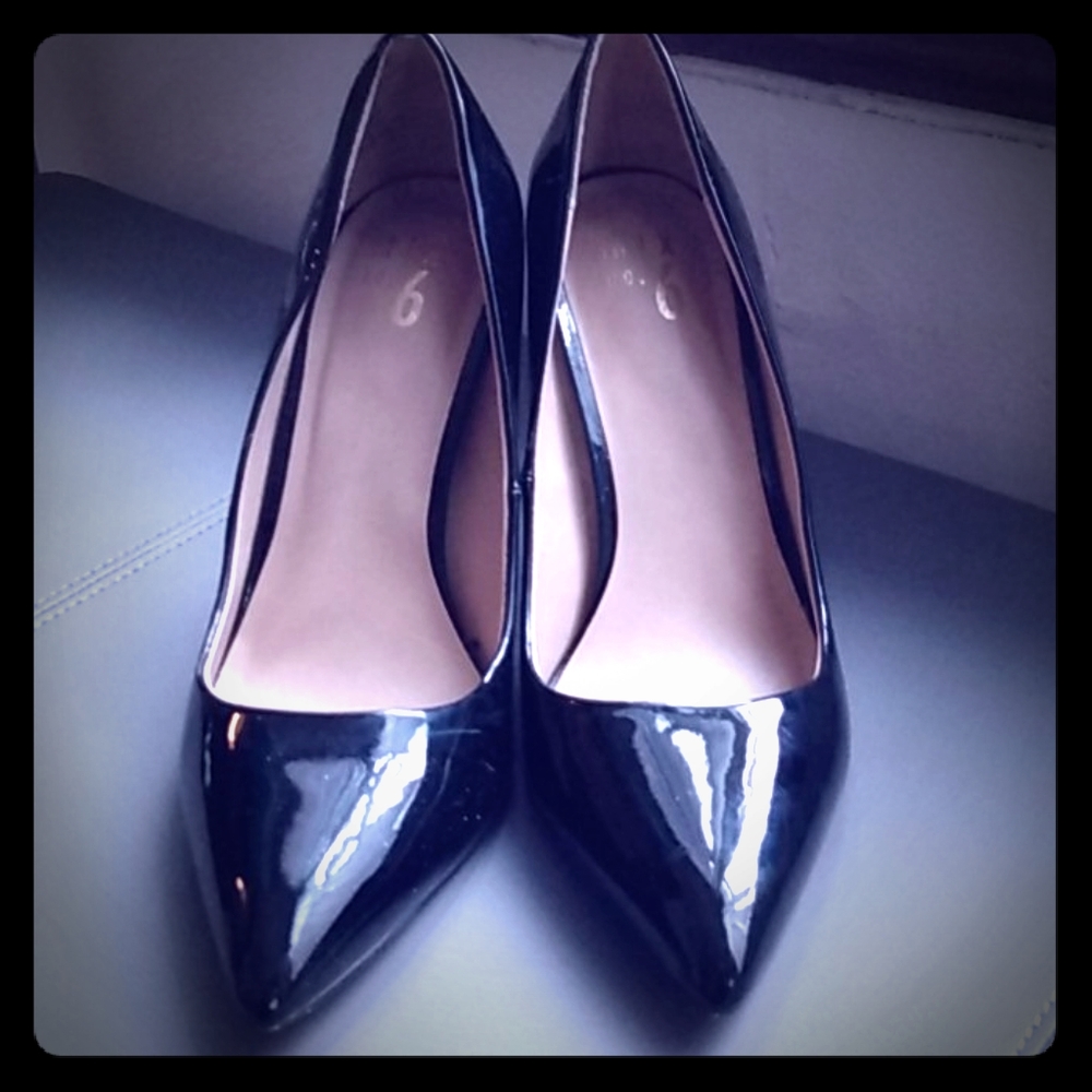 Black patent leather pumps